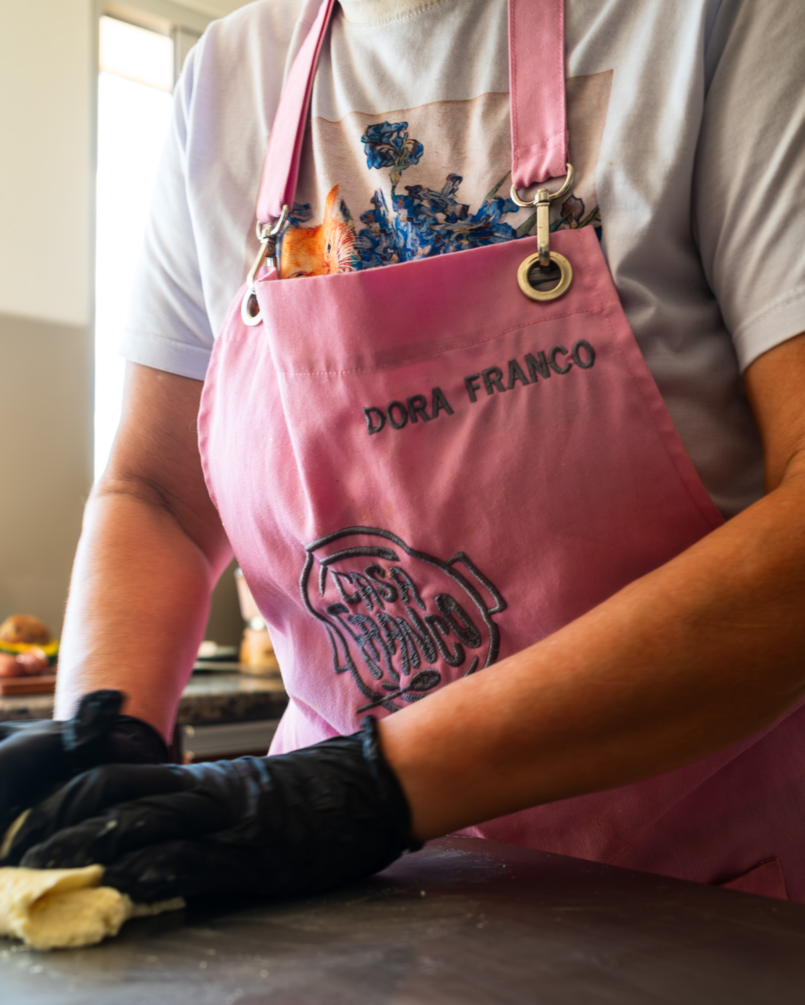 Dora Franco con el delantal rosa de Casa Franco